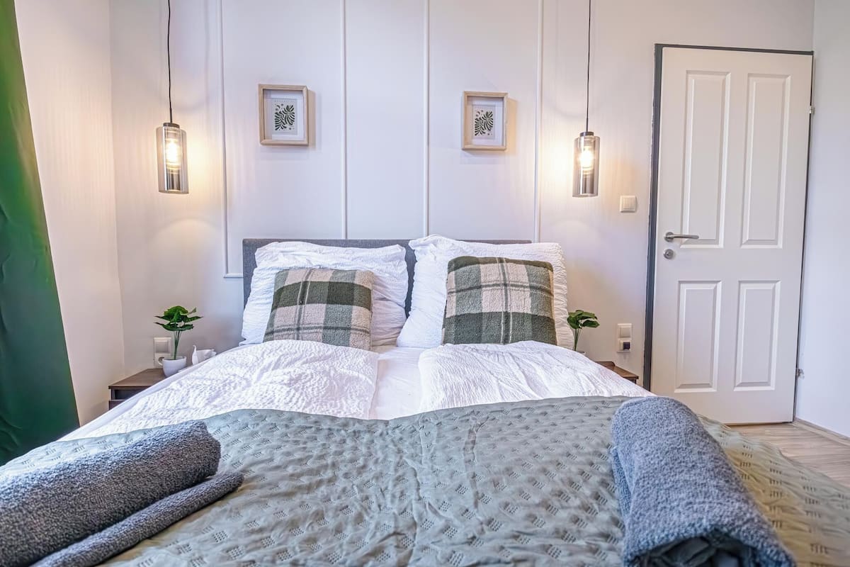 Habitación básica | Tabla de planchar con plancha, wifi gratis y ropa de cama