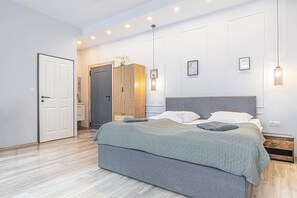Tabla de planchar con plancha, wifi gratis y ropa de cama 