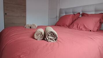 1 slaapkamer, een strijkplank/strijkijzer, wifi, beddengoed