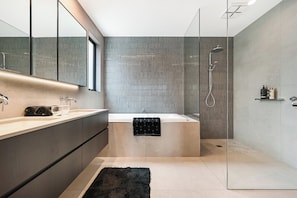Dusche, Haartrockner, Handtücher, Seife