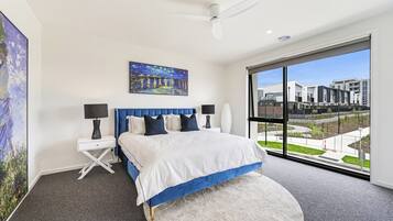 5 bedrooms, iron/ironing board, WiFi, bed sheets