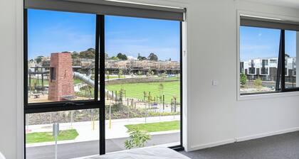 Burwood Brickworks Villa •Walk to Shops & Park