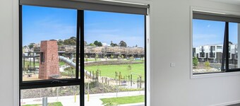 Burwood Brickworks Villa •Walk to Shops & Park