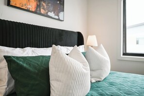5 bedrooms, iron/ironing board, WiFi, bed sheets