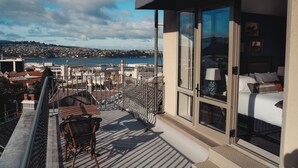 Un balcon avec vue sur le paysage urbain et sur l’eau.