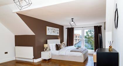 5Bed Detached, Parking, 1 Bus to Airport, Jacuzzi, Sleeps10