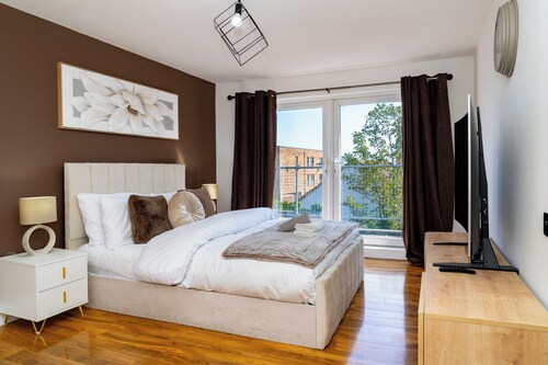 5Bed Detached, Parking, 1 Bus to Airport, Jacuzzi, Sleeps10