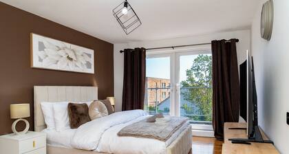 5Bed Detached, Parking, 1 Bus to Airport, Jacuzzi, Sleeps10