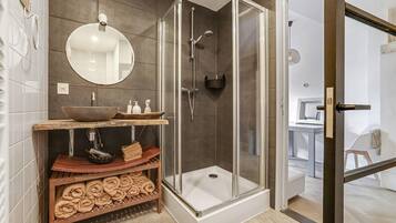 Een douche, handdoeken