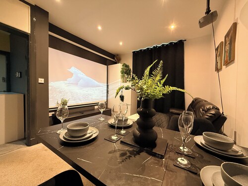 Fountain Park Residence | 3 En-suites | Sleeps 10