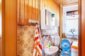 Shower, towels - Apartment 'Silberranch' with Private Terrace, Shared Garden and Wi-Fi (Lichtenau)