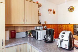 Fridge, microwave, oven, stovetop - Apartment 'Silberranch' with Private Terrace, Shared Garden and Wi-Fi (Lichtenau)