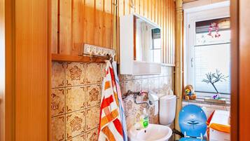 Chuveiro, toalhas de banho