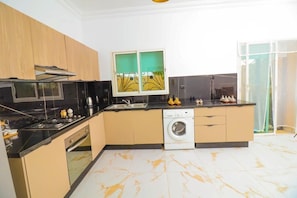 Cookware/dishes/utensils, dining tables