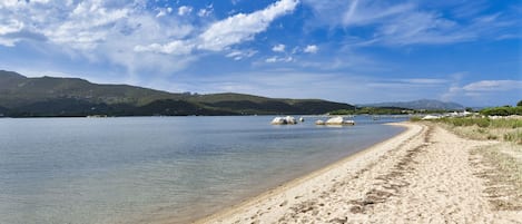 Sulla spiaggia, lettini da mare