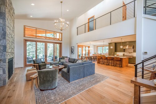 Luxury, Private Suncadia NEW Build, 4 KING SUITES, Bunk Room, Hot tub, Game Room