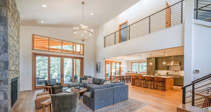 Luxury, Private Suncadia NEW Build, 4 KING SUITES, Bunk Room, Hot tub, Game Room