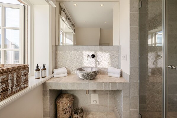 Unclassified image, 1 of 45, button