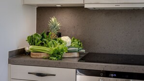 A kitchen with a granite countertop, a dishwasher, and a Siemens brand oven. - Finn's Hüs - A Stylish Thatched-Roof House in Wenningstedt on Sylt (Wenningstedt-Braderup (Sylt))