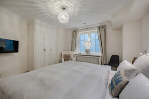 3 bedrooms, in-room safe, iron/ironing board, WiFi