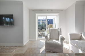 Fernseher, Kamin, Stereoanlage