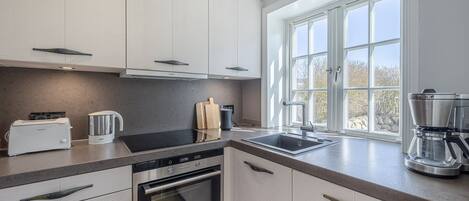 Kjøleskap, mikrobølgeovn, ovn og kokeplater