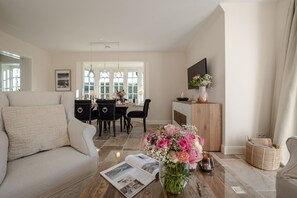 TV, fireplace, stereo - Finn's Hüs - Finn's Hüs - Stylish thatched house in Wenningstedt on Sylt. (Wenningstedt-Braderup (Sylt))