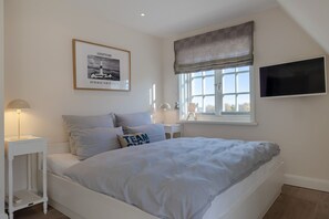 3 bedrooms, in-room safe, iron/ironing board, WiFi