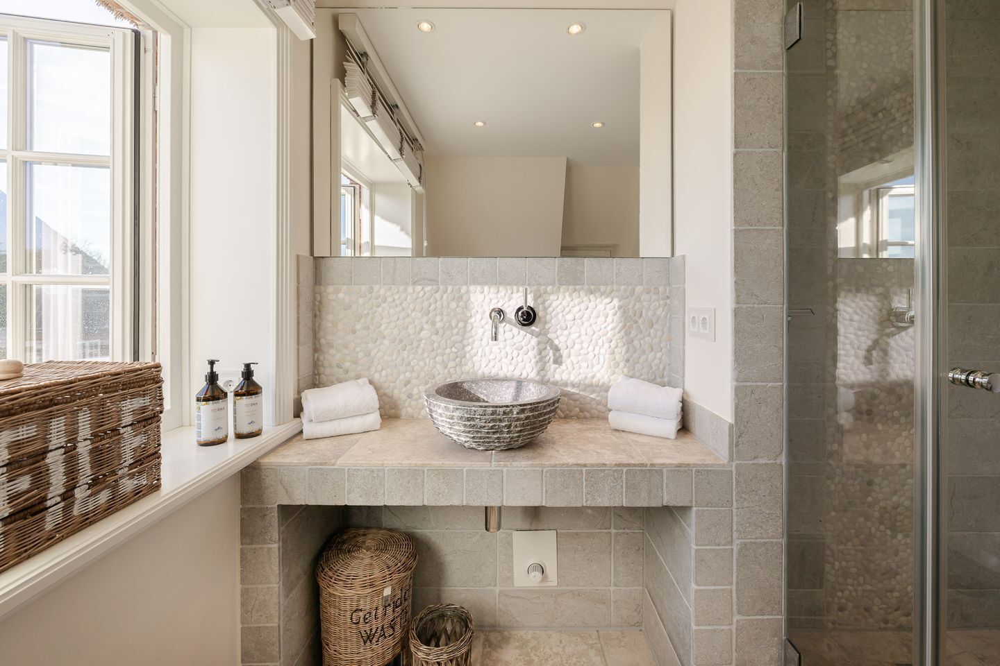 Douche, sèche-cheveux, savon
