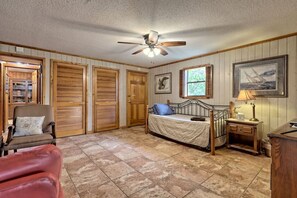 2 bedrooms, desk, iron/ironing board, travel crib