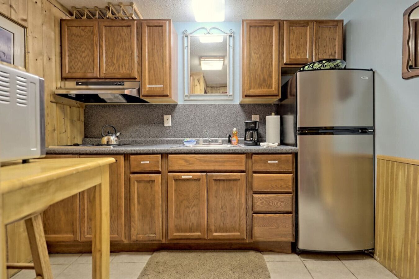 Frigorífico, microondas, placa de cocina y cafetera o tetera