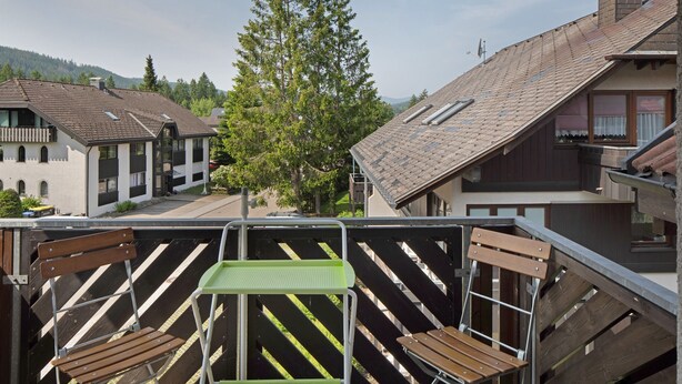 A residential area with houses, a large tree, and a view of the surrounding landscape. - Apartment Cheny with Hochschwarzwald Card (Titisee-Neustadt)