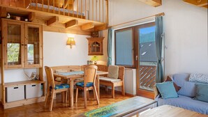 A wooden interior with a dining table, chairs, a sofa, and a bench. - Apartment Cheny with Hochschwarzwald Card (Titisee-Neustadt)