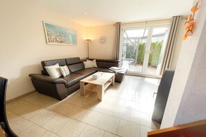 Fernseher, Kamin, Tischtennisplatte