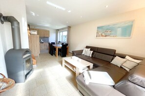 Télévision, cheminée, table de tennis de table