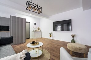 Een 64-inch ledtelevisie met satellietzenders