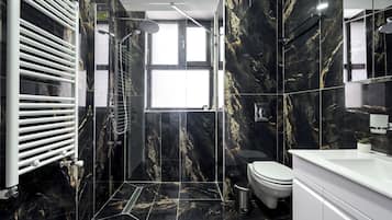 Ducha, artículos de tocador gratuitos, secador de pelo, toallas