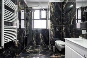 Shower, free toiletries, hair dryer, towels - Pop-up Aparthotel (Bucharest)