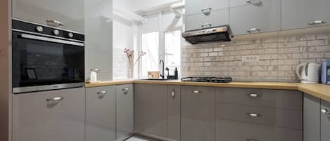 Full-size fridge, oven, stovetop, dishwasher