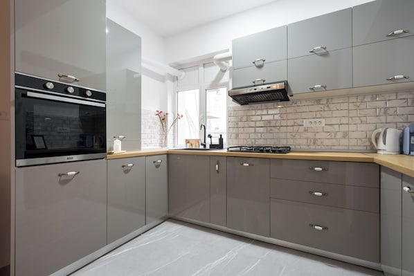 Full-sized fridge, oven, stovetop, dishwasher