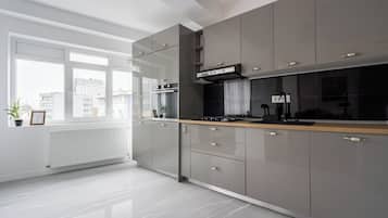 Refrigerador con freezer, horno, placa de cocina, lavavajillas