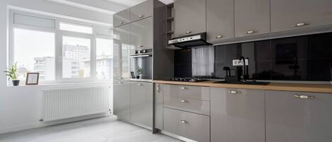 Full-sized fridge, oven, stovetop, dishwasher