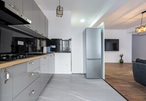 Refrigerador con freezer, horno, placa de cocina, lavavajillas