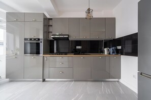 Réfrigérateur grande capacité avec congélateur, un four