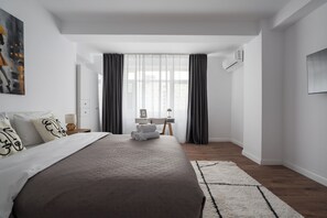 Lakens van Egyptisch katoen, luxe beddengoed, een bureau