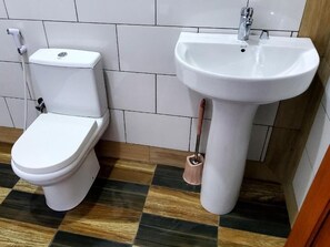 Douche, serviettes fournies, savon, papier toilette