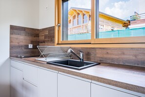 Fridge, microwave, oven, stovetop - Apartment 'La Côte D'Aime 44m2' with Mountain View, Shared Terrace and Wi-Fi (La Plagne Tarentaise)