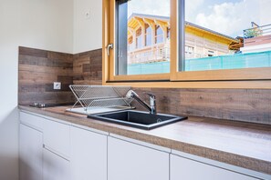 Een koelkast, een magnetron, een oven, een kookplaat