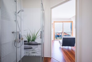 Shower, hair dryer, towels - Apartment 'La Côte D'Aime 44m2' with Mountain View, Shared Terrace and Wi-Fi (La Plagne Tarentaise)