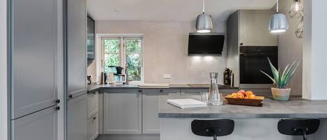 Kjøleskap, ovn, kokeplater og oppvaskmaskin